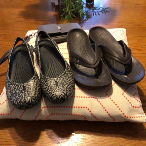 2 Pair of Croc Shoes 1 Size 10 Flipflops 11 Prettyzys Gray Wallet - Picture 8 of 8